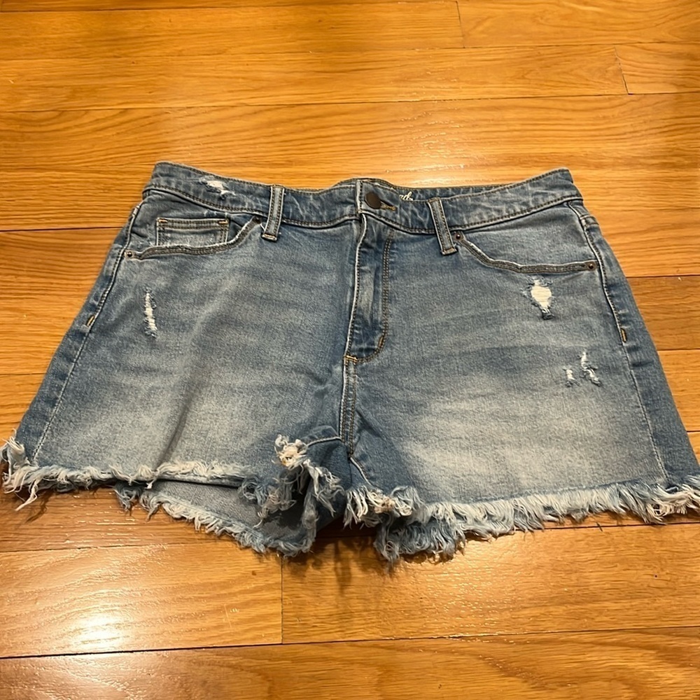 Universal thread high rise shortie jean shorts size 8/29 .
